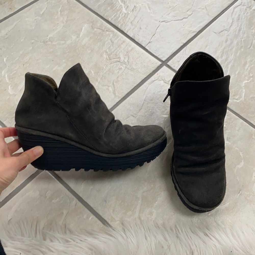 FLY LONDON GRAY SUEDE WEDGE BOOTIES